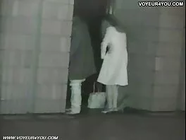 Hänen kätensä ilmaiset sexi videot ovat sidotut